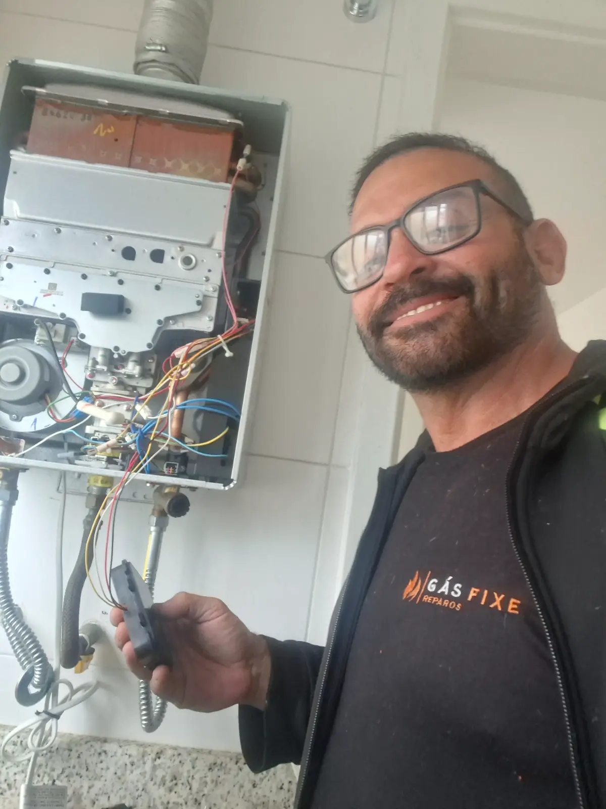 Equipe técnica da Gás Fixe na oficina