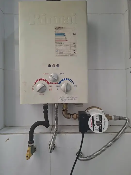 Aquecedor a gás Rinnai instalado com pressurizador