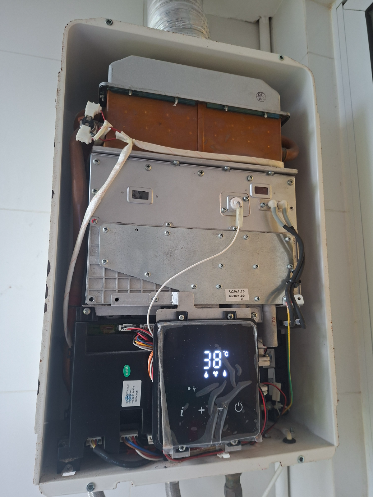Painel interno de aquecedor Rinnai aberto durante manutenção técnica
